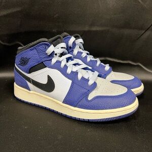 Jordan 1 Mid
SE Deep Royal (GS) sz 5.5y